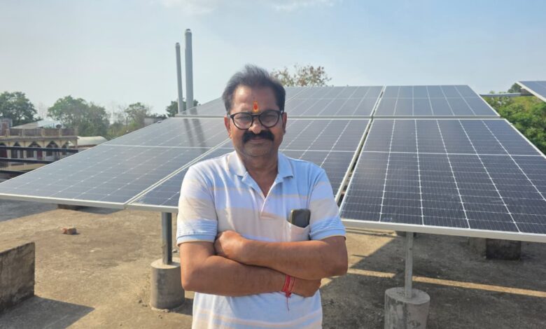 पीएम सूर्य घर-मुफ्त बिजली योजना से ग्राम कंठी के उमाकांत चौधरी बने ऊर्जादाता, सोलर पैनल से बिजली बिल हुआ शून्य, अतिरिक्त बिजली बेचकर कमा रहे लाभ….
