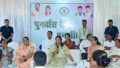 हिंसा से विकास की ओर : आत्मसमर्पित महिलाओं के बीच पहुंचीं मंत्री लक्ष्मी राजवाड़े, पुनर्वास नीति को बताया नई जिंदगी की राह…. हिंसा से विकास की ओर : आत्मसमर्पित महिलाओं के बीच पहुंचीं मंत्री लक्ष्मी राजवाड़े, पुनर्वास नीति को बताया नई जिंदगी की राह….