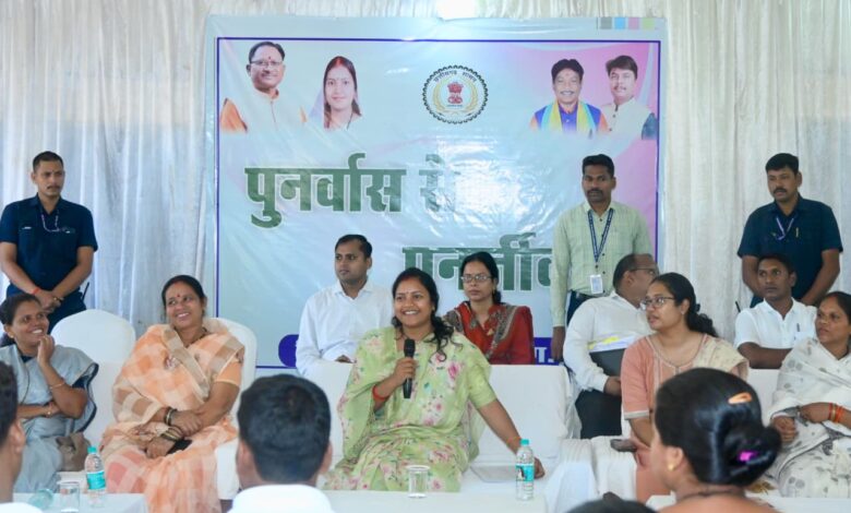 हिंसा से विकास की ओर : आत्मसमर्पित महिलाओं के बीच पहुंचीं मंत्री लक्ष्मी राजवाड़े, पुनर्वास नीति को बताया नई जिंदगी की राह….