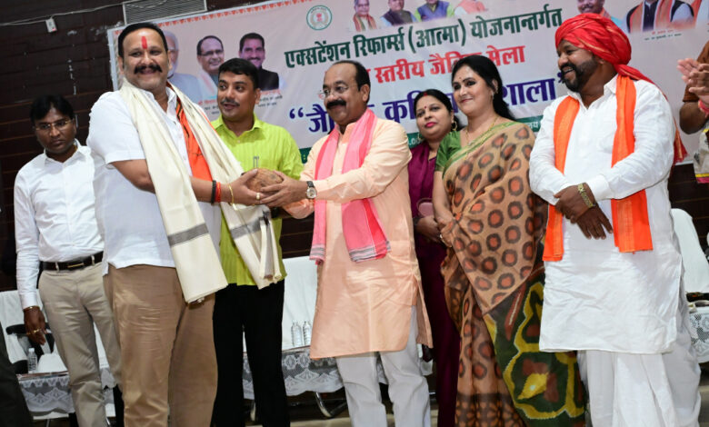 जैविक खेती से गांव होंगे समृद्ध, किसान बनेंगे आत्मनिर्भर : उप मुख्यमंत्री अरुण साव….. जैविक खेती से गांव होंगे समृद्ध, किसान बनेंगे आत्मनिर्भर : उप मुख्यमंत्री अरुण साव…..