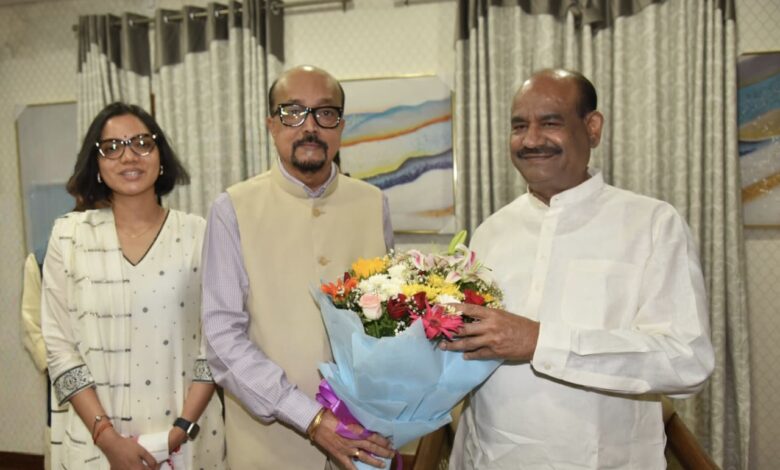 राज्यपाल रमेन डेका ने किया लोकसभा अध्यक्ष बिड़ला का आत्मीय स्वागत…. राज्यपाल रमेन डेका ने किया लोकसभा अध्यक्ष बिड़ला का आत्मीय स्वागत….