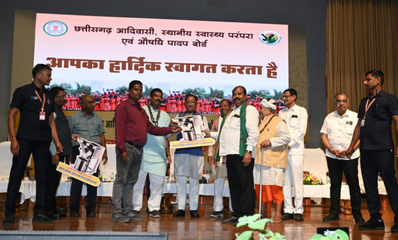 पारंपरिक उपचार पद्धति के संरक्षण में छत्तीसगढ़ बना मिसाल, 11 वैद्य सम्मेलनों से 1600 से अधिक वैद्यों को मिला प्रशिक्षण, हीलर हर्बल गार्डन और आधुनिक उपकरणों से बढ़ी क्षमता….