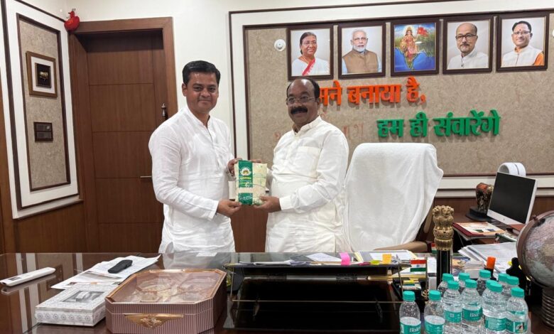 गौरेला-पेण्ड्रा-मरवाही के जैविक विष्णुभोग चावल की खुशबू पहुंची राजधानी रायपुर, उप मुख्यमंत्री अरुण साव को भेंट किया गया महिला समूहों द्वारा उत्पादित विशेष चावल…