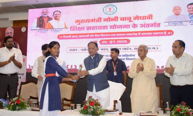 मुख्यमंत्री विष्णुदेव साय के हाथों मेधावी छात्रा को मिली 2 लाख रुपये की सहायता….. मुख्यमंत्री विष्णुदेव साय के हाथों मेधावी छात्रा को मिली 2 लाख रुपये की सहायता…..
