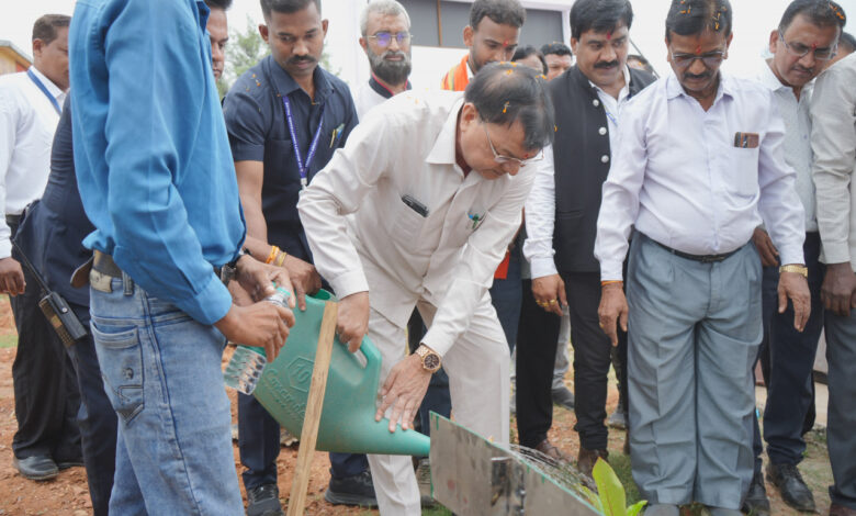 ‘‘एक पेड़ मां के नाम‘‘ अभियान के तहत मंत्री लखन लाल देवांगन ने किया पौधरोपण, दिया पर्यावरण संरक्षण का संदेश….