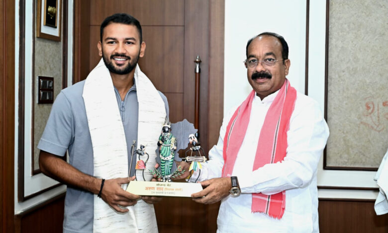 उप मुख्यमंत्री अरुण साव से क्रिकेटर आयुष पाण्डेय ने की सौजन्य मुलाकात….. उप मुख्यमंत्री अरुण साव से क्रिकेटर आयुष पाण्डेय ने की सौजन्य मुलाकात…..