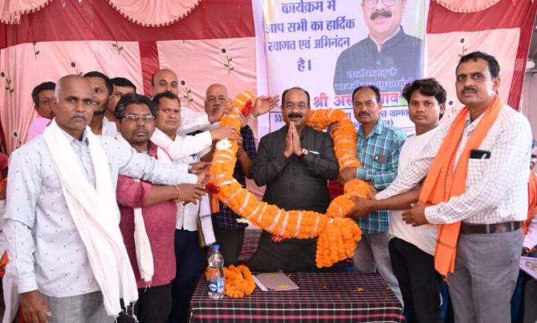 उप मुख्यमंत्री अरुण साव ने 5 गांवों में लगाई चौपाल, 56 लाख रुपए के विकास कार्यों की घोषणा की, युवाओं को दिए क्रिकेट किट…. उप मुख्यमंत्री अरुण साव ने 5 गांवों में लगाई चौपाल, 56 लाख रुपए के विकास कार्यों की घोषणा की, युवाओं को दिए क्रिकेट किट….