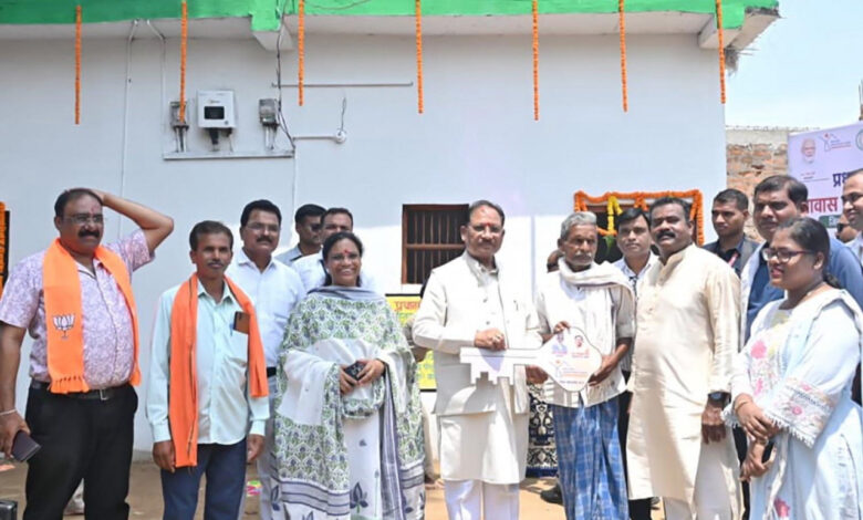 कच्चे घर की चिंता से मिली मुक्ति, अब चैन की नींद सोएगा चमन लाल का परिवार, मुख्यमंत्री विष्णु देव साय ने कराया गृह प्रवेश….. कच्चे घर की चिंता से मिली मुक्ति, अब चैन की नींद सोएगा चमन लाल का परिवार, मुख्यमंत्री विष्णु देव साय ने कराया गृह प्रवेश…..