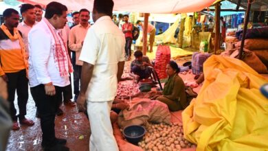 मर्दापाल के साप्ताहिक बाजार में अचानक पहुंचे उप मुख्यमंत्री विजय शर्मा, स्थानीय लोगों से की आत्मीय मुलाकात…. मर्दापाल के साप्ताहिक बाजार में अचानक पहुंचे उप मुख्यमंत्री विजय शर्मा, स्थानीय लोगों से की आत्मीय मुलाकात….