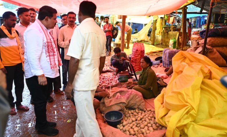 मर्दापाल के साप्ताहिक बाजार में अचानक पहुंचे उप मुख्यमंत्री विजय शर्मा, स्थानीय लोगों से की आत्मीय मुलाकात….