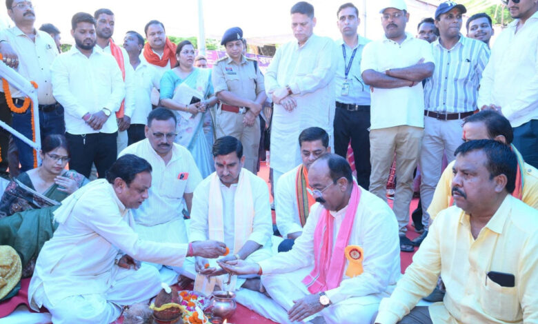 विकास की नई इबारत लिख रहा बिलासपुर, योजनाओं का लाभ अंतिम व्यक्ति तक पहुंचाना हमारी प्रतिबद्धता : केंद्रीय राज्य मंत्री तोखन साहू…… विकास की नई इबारत लिख रहा बिलासपुर, योजनाओं का लाभ अंतिम व्यक्ति तक पहुंचाना हमारी प्रतिबद्धता : केंद्रीय राज्य मंत्री तोखन साहू……