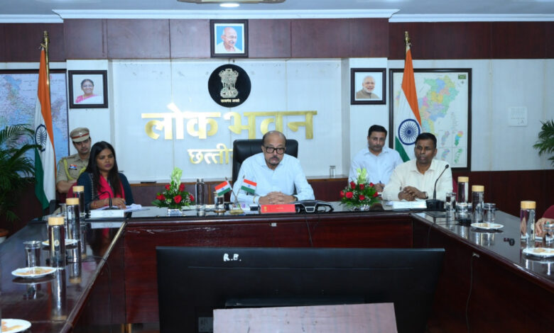 राज्यपाल रमेन डेका ने सक्ती जिले के अधिकारियों से की चर्चा, जल संरक्षण, हरियाली और लखपति दीदीयों के नवाचार आधारित गतिविधियों पर दिया विशेष जोर….. राज्यपाल रमेन डेका ने सक्ती जिले के अधिकारियों से की चर्चा, जल संरक्षण, हरियाली और लखपति दीदीयों के नवाचार आधारित गतिविधियों पर दिया विशेष जोर…..