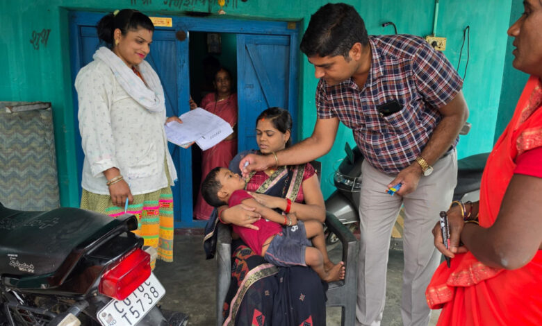 जिला टीकाकरण अधिकारी स्वयं उतरे पल्स पोलियो अभियान में, घर-घर पहुंचकर बच्चों को पिलाई “दो बूंद जिंदगी की”….
