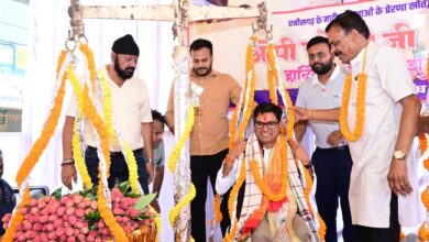 जन्मदिवस पर मौसमी फलों और लड्डू से तौले गए वित्त मंत्री ओपी चौधरी…..