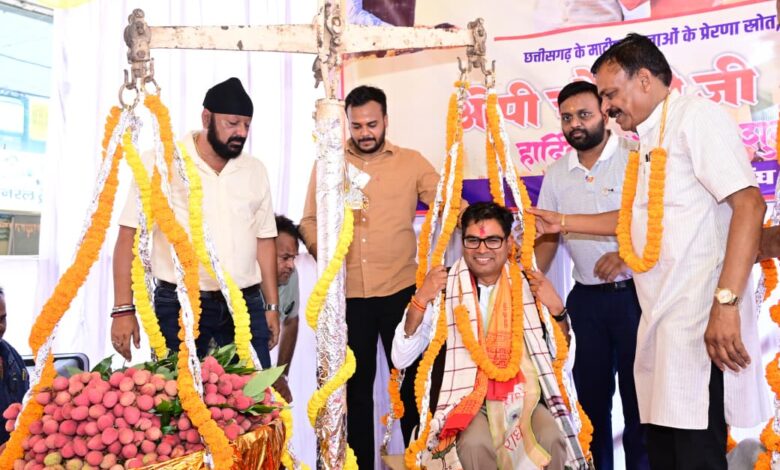 जन्मदिवस पर मौसमी फलों और लड्डू से तौले गए वित्त मंत्री ओपी चौधरी….. जन्मदिवस पर मौसमी फलों और लड्डू से तौले गए वित्त मंत्री ओपी चौधरी…..
