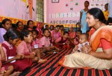 महिला एवं बाल विकास मंत्री लक्ष्मी राजवाड़े का सुकमा दौरा: बच्चों के बीच बैठकर पढ़ी एबीसीडी, महिला स्वावलंबन और पुनर्वास व्यवस्था का किया जमीनी निरीक्षण