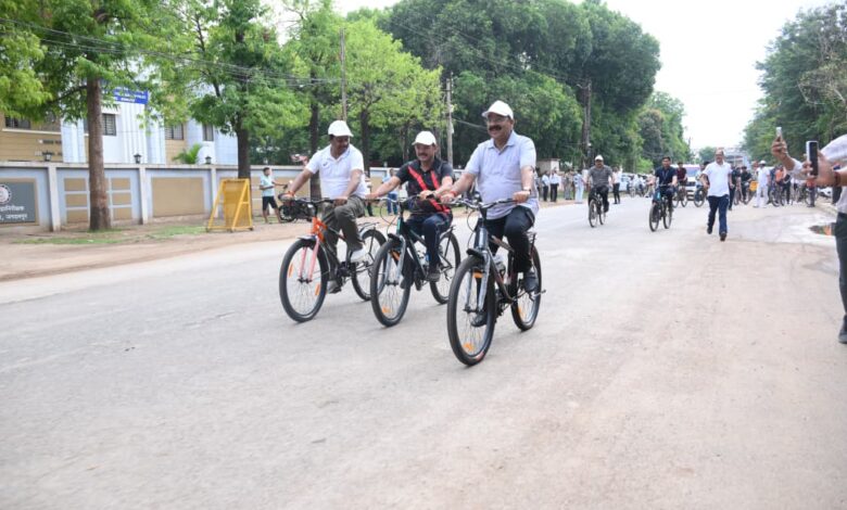 उप मुख्यमंत्री अरुण साव ने सायकल चलाकर फिट रहने और पर्यावरण संरक्षण का दिया संदेश….