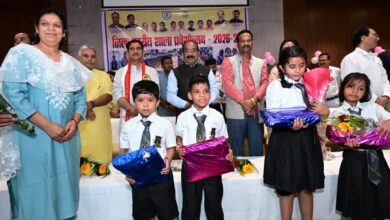 केंद्रीय राज्य मंत्री तोखन साहू और उप मुख्यमंत्री अरुण साव ने नवप्रवेशी बच्चों का तिलक लगाकर किया आत्मीय स्वागत, न्योता भोज में साथ में किया भोजन….